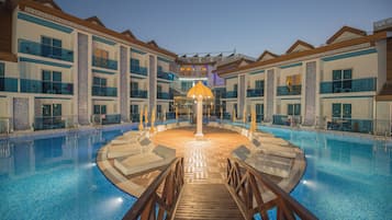Una piscina al aire libre de temporada, cabañas de piscina gratuitas