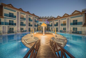 Una piscina al aire libre de temporada, cabañas de piscina gratuitas