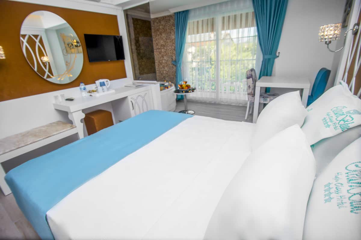 3 bedrooms, premium bedding, minibar, laptop workspace