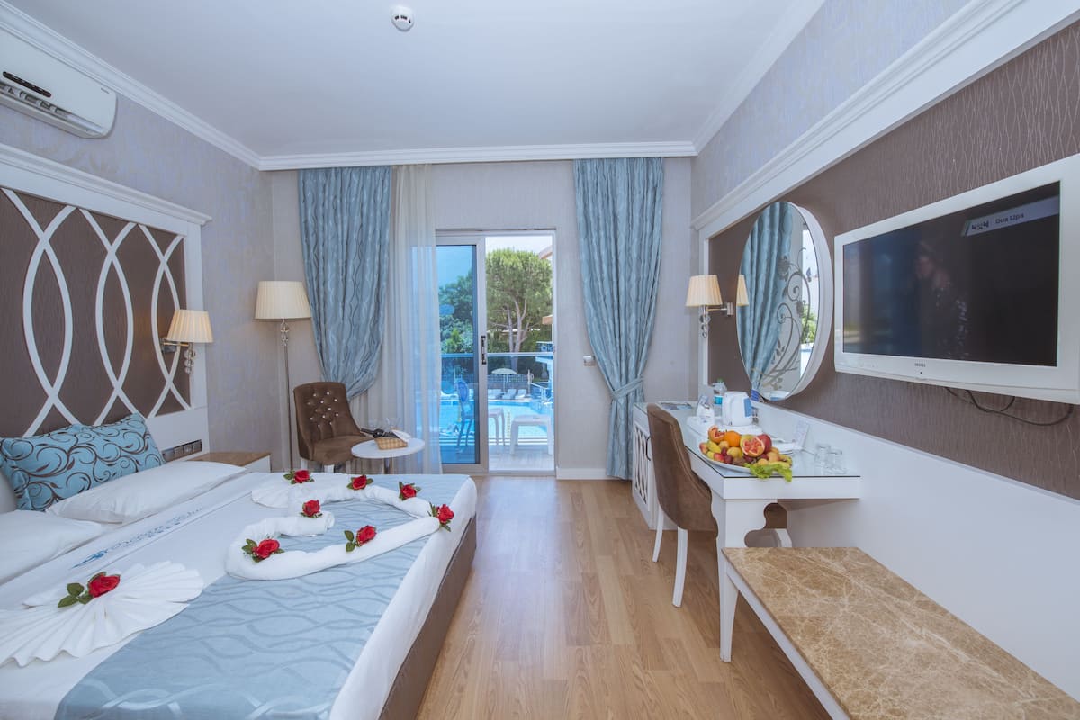 3 bedrooms, premium bedding, minibar, laptop workspace