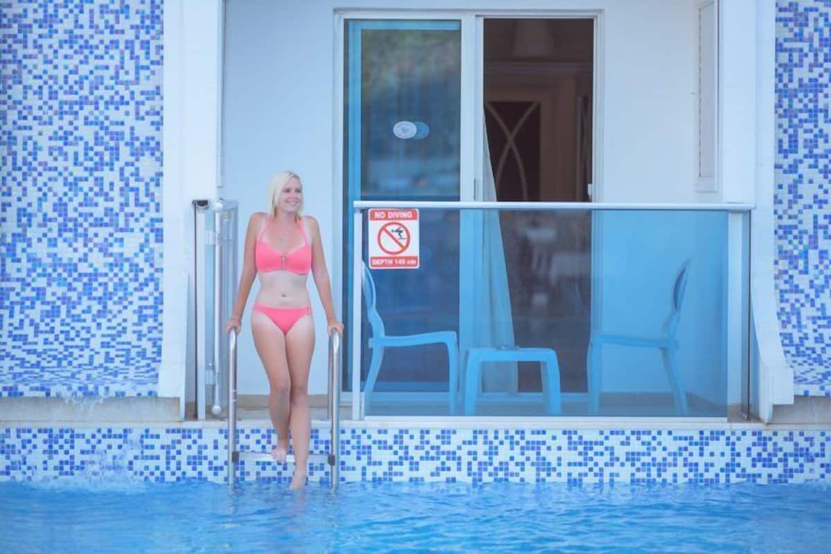 Swim Up (Direct Access to Pool) | 3 bedrooms, premium bedding, minibar, laptop workspace