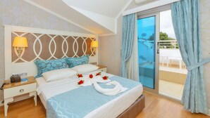 Une chambre d’hôtel équipée d’un lit, de tables de chevet, d’un téléphone et offrant une vue sur l’extérieur.