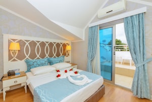 Premium bedding, minibar, laptop workspace, blackout drapes
