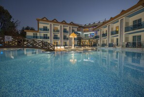 Una piscina al aire libre de temporada, cabañas de piscina gratuitas