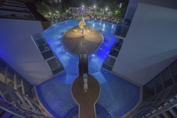 Seasonal outdoor pool, free pool cabanas, pool umbrellas