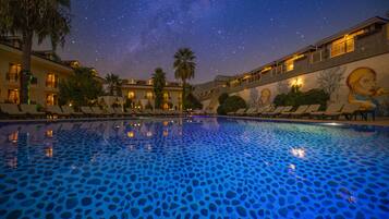 Outdoor pool, pool loungers