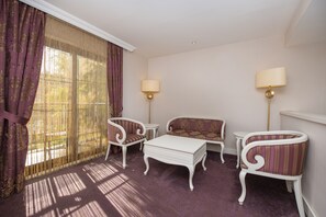 Deluxe Suite | Living area