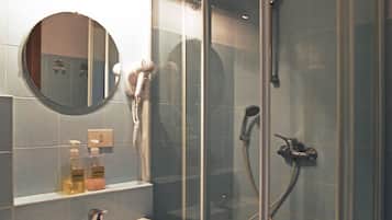 Chambre Double Standard | Salle de bain | Douche, sèche-cheveux, serviettes fournies