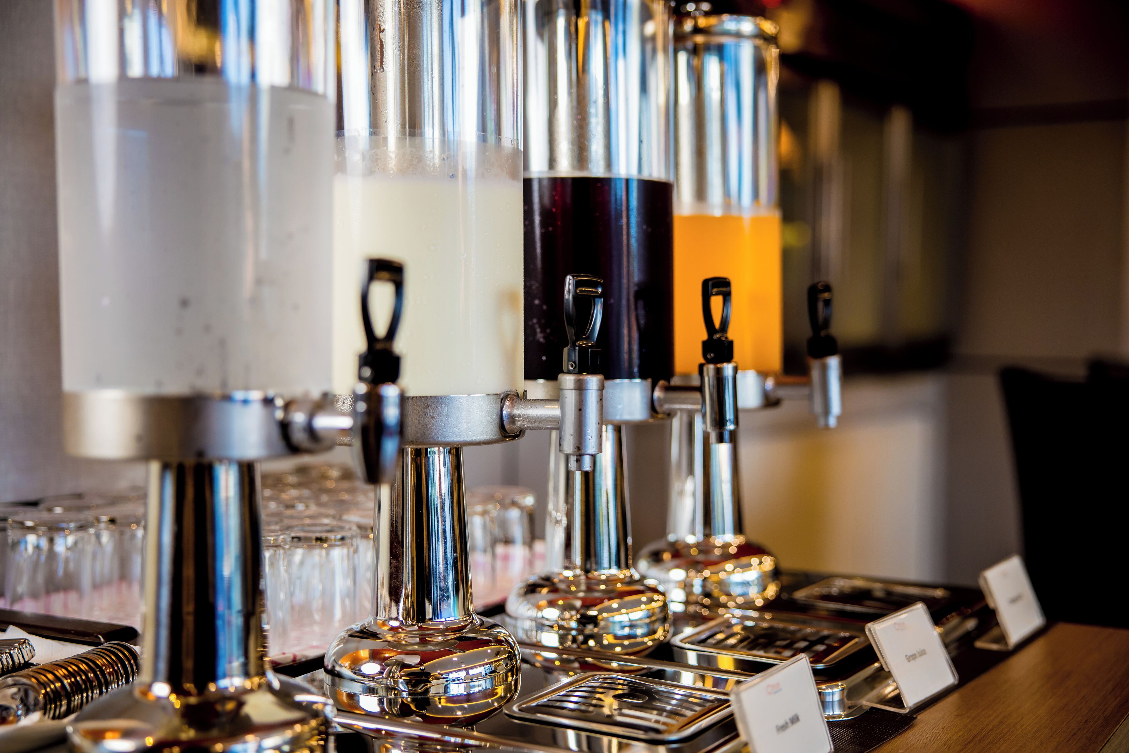 每日供应自助式早餐（每人 THB 250）