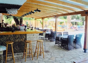 Bar à beira da piscina