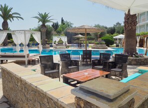 Bar en bord de piscine