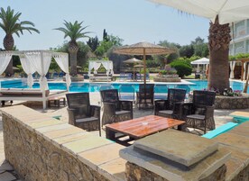 Bar junto a la piscina