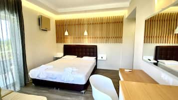 Een hotelkamer met een bed, nachtkastjes, een bureau, een stoel, een spiegel en een raam met gordijnen.