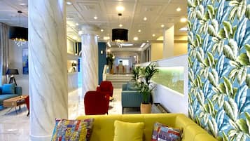 Coin salon dans le hall