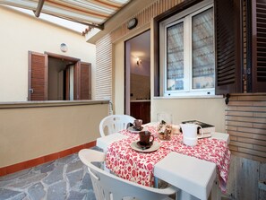 Studio Basic - 1 queensize-säng - pentry | Unika möbler och gratis wi-fi