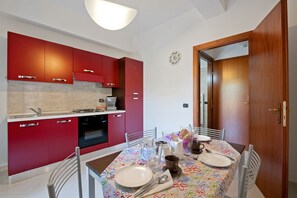 Classic Apartment, 1 Bedroom | In-room dining - B&B La Casetta Ladispoli (Ladispoli)