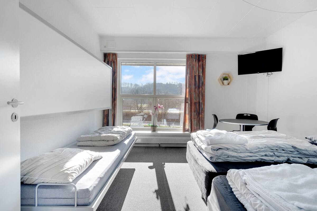 Blackout drapes, WiFi (free), bed sheets