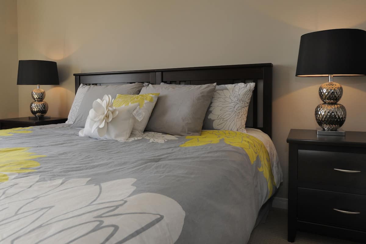 1 Schlafzimmer, hochwertige Bettwaren, individuell dekoriert