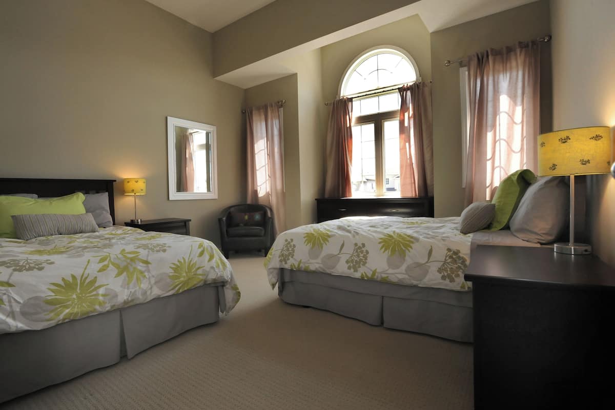 1 Schlafzimmer, hochwertige Bettwaren, individuell dekoriert