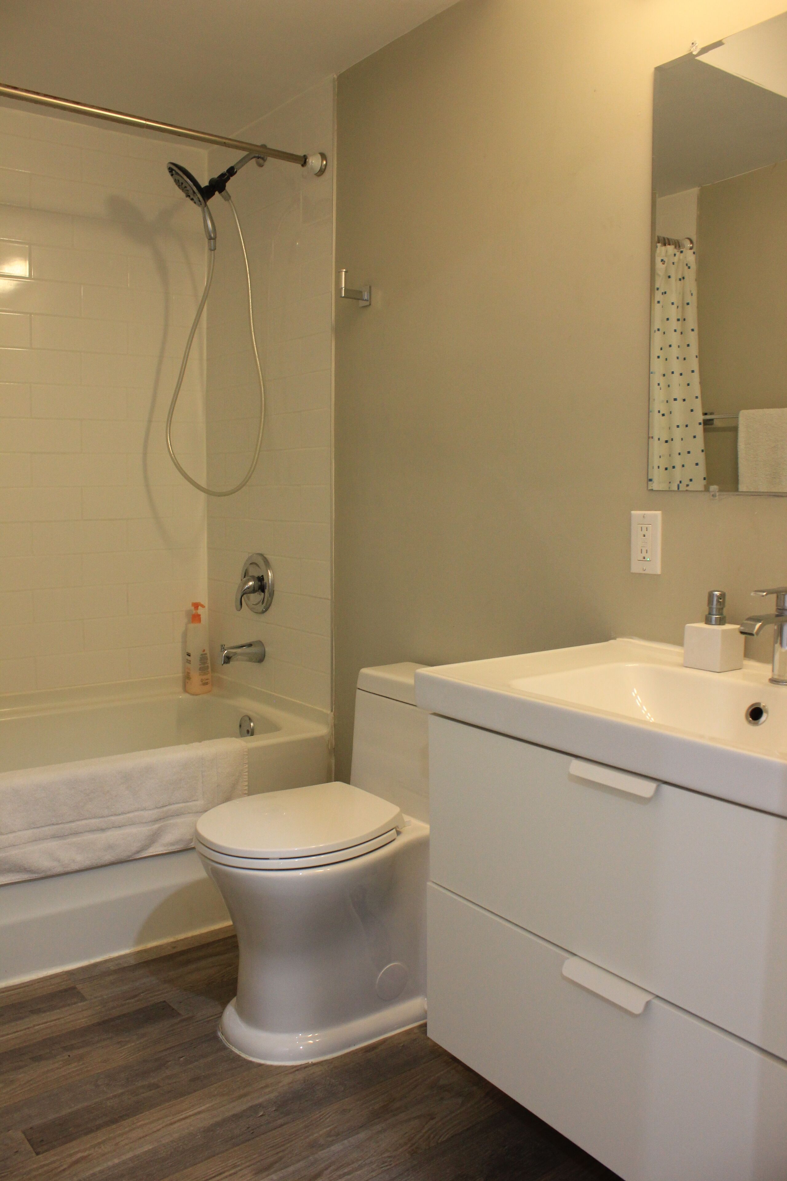 Un baño con bañera, inodoro y lavabo.