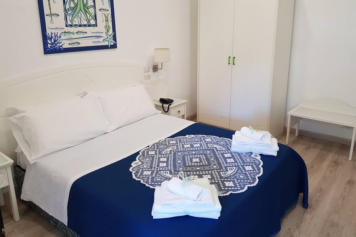 ميني بار وخزنة داخل الغرفة ومكتب وواي فاي مجانًا