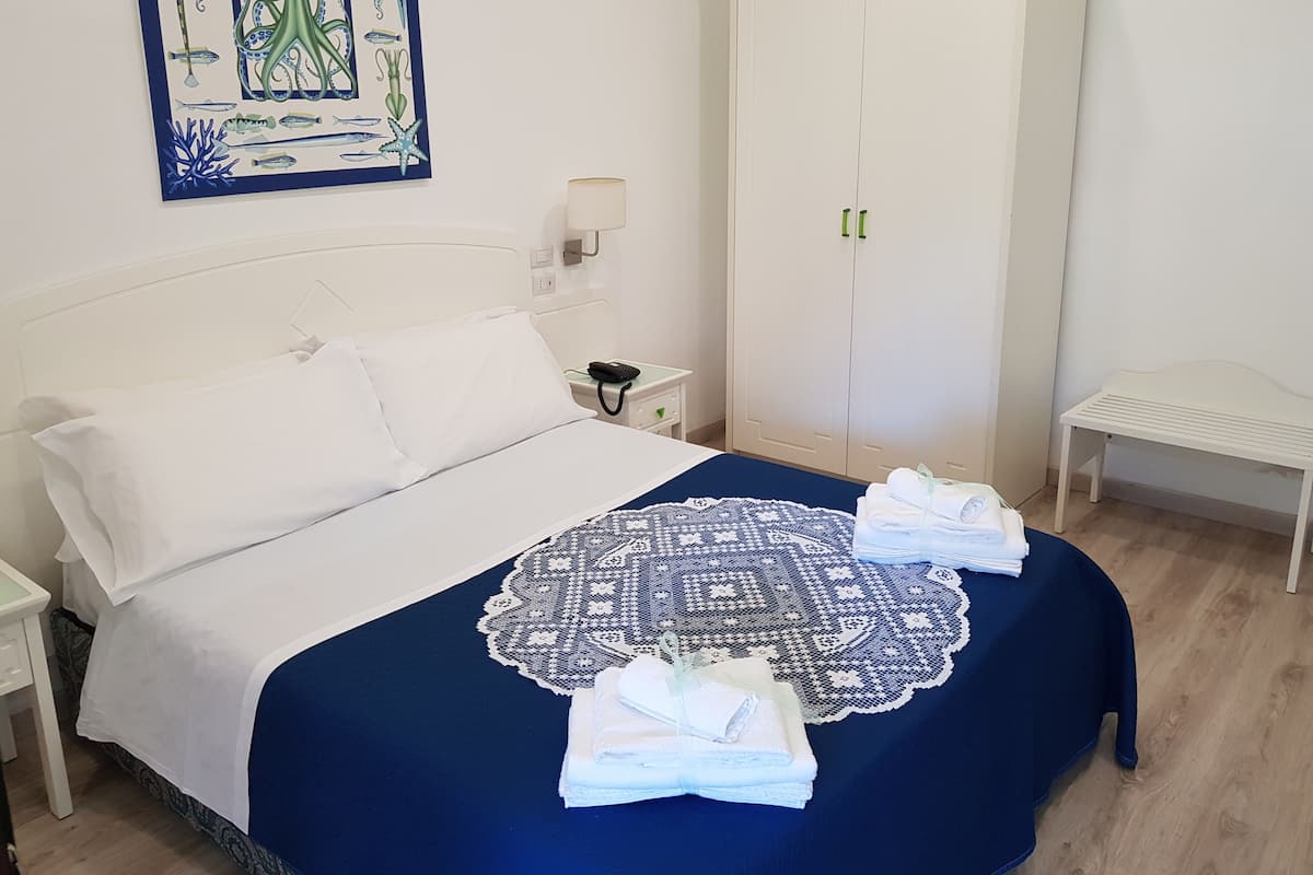 Minibar, in-room safe, desk, free WiFi