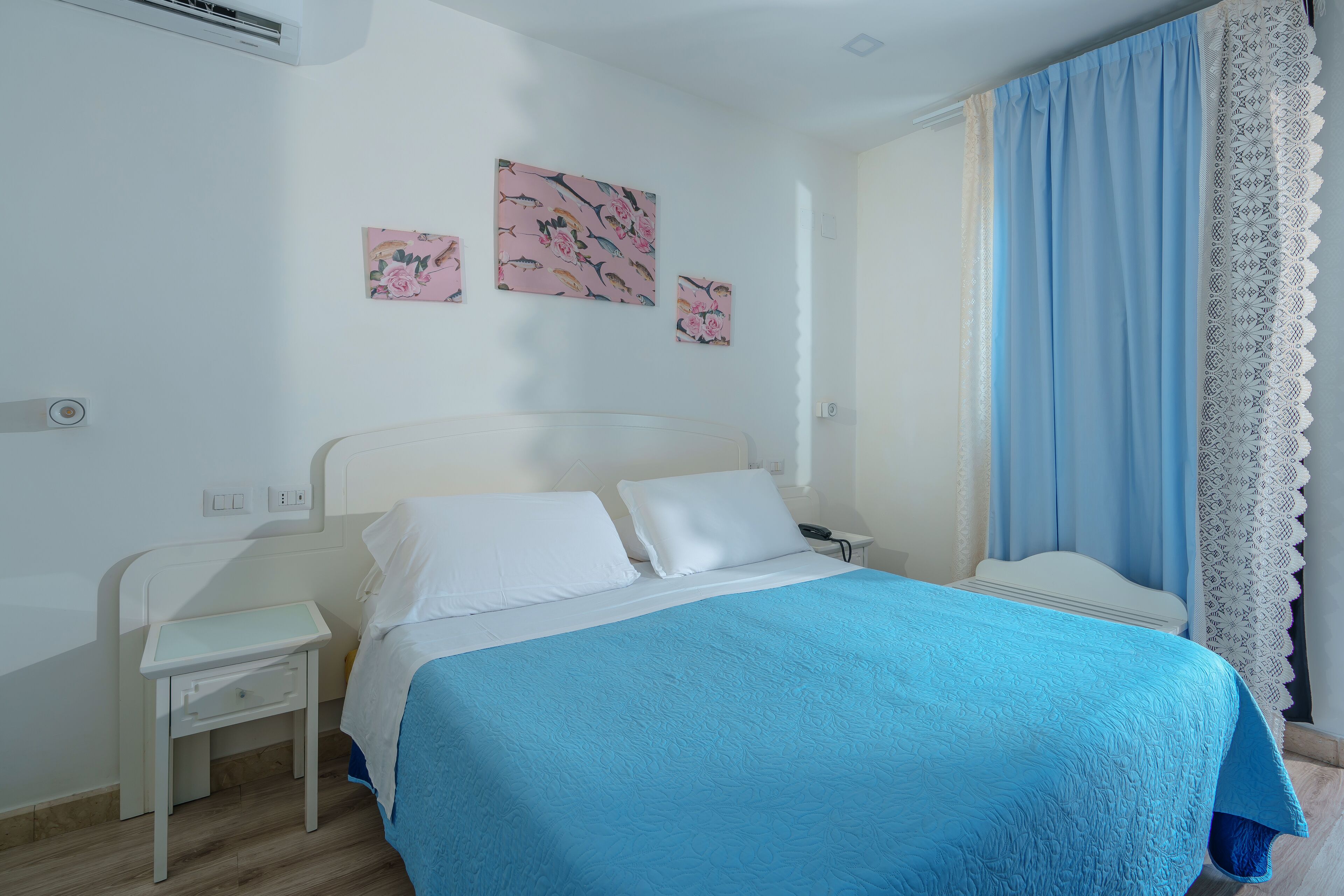 Minibar, in-room safe, desk, free WiFi