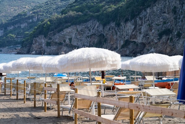 Plage privée à proximité, chaises longues, parasols