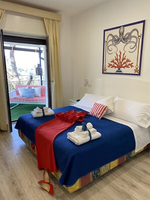 Quarto casal superior, vista para o mar | Frigobar, cofres nos quartos, escrivaninha, Wi-Fi de cortesia