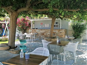 Frukost med lokala rätter varje dag (EUR 8 per person)