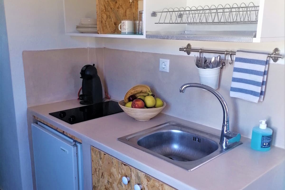 family apartment, 2 bedrooms, garden area | private kitchenette | fridge, stovetop, coffee/tea maker, electric kettle