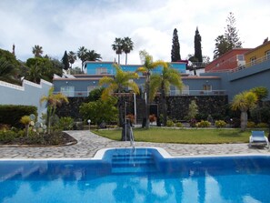 4 outdoor pools