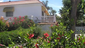 A white building with a tiled roof and a white balcony. - Residencial Las Norias (Los Llanos de Aridane)