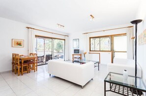 Leilighet, 2 soverom | Oppholdsområde | TV