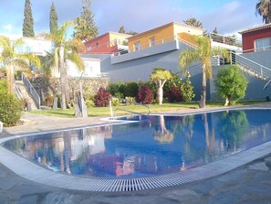 4 outdoor pools