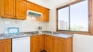 Apartment, 2 Bedrooms | Private kitchen | Full-size fridge, stovetop, coffee/tea maker, electric kettle