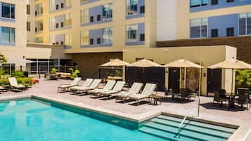 Piscine extérieure, parasols de plage, chaises longues