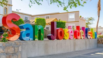 Un cartello colorato con il nome 'San Jose de Heredia' in caratteri grandi.