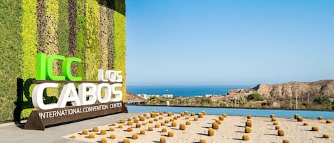 El Centro Internacional de Convenciones ICC Los Cabos, con vista al océano y al paisaje desértico.