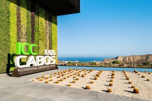 El Centro Internacional de Convenciones ICC Los Cabos, con vista al océano y al paisaje desértico.