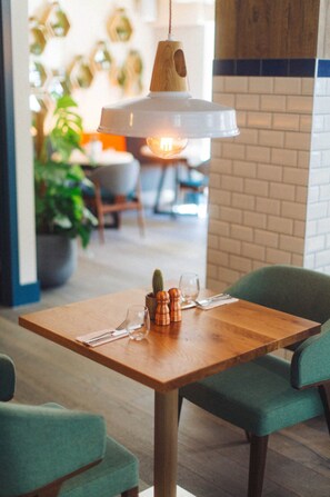 Lunch and dinner served - The Corner London City (London)