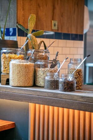 Kontinental frokost hver dag (GBP 17.00 per person)