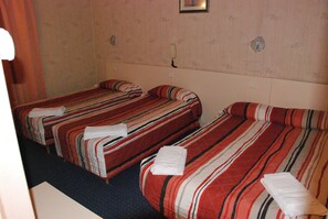 Basic Quadruple Room | Desk, soundproofing, free WiFi - Hotel Acropolis (Lourdes)