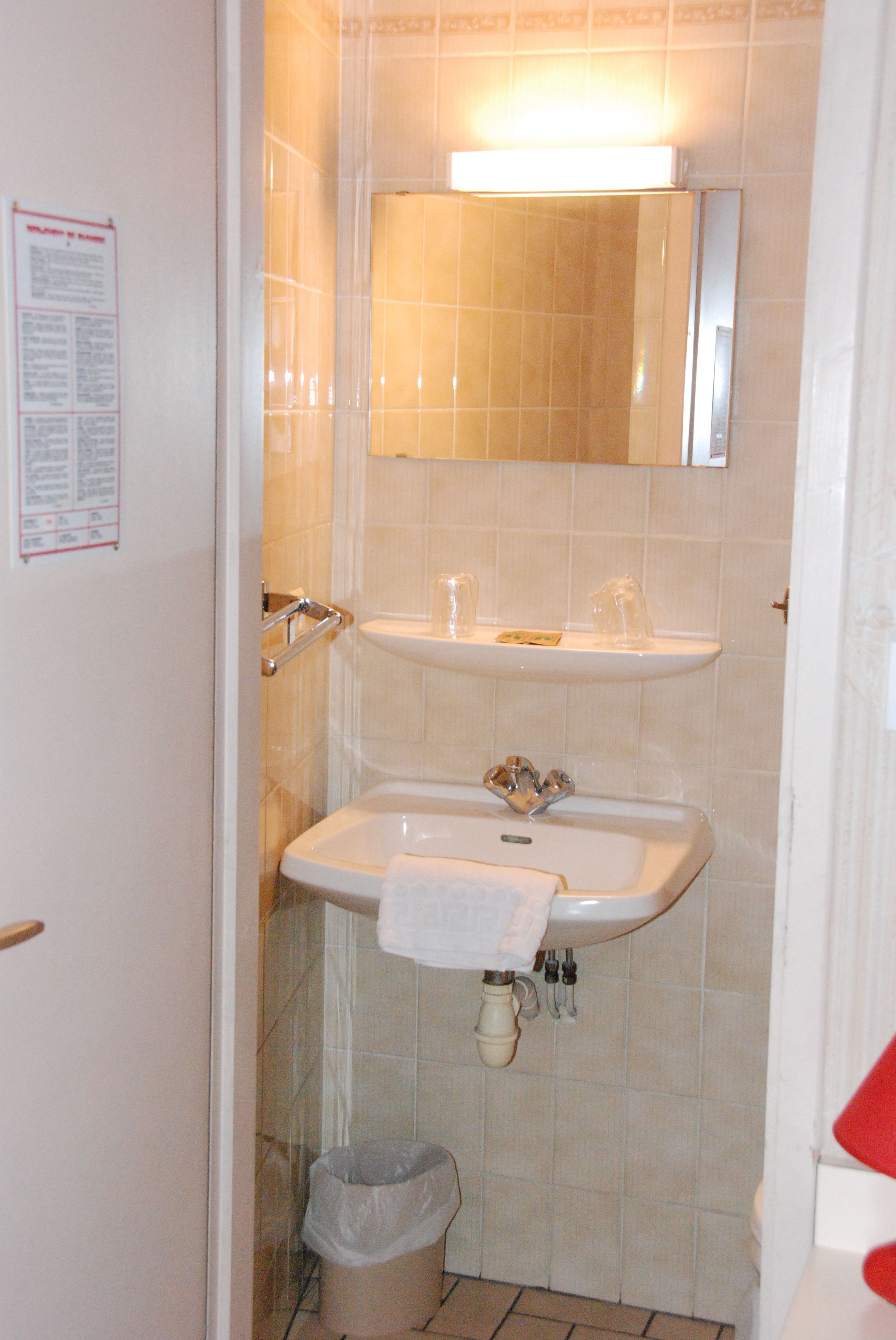 basic quadruple room | bathroom sink