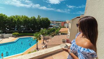 Outdoor pool, pool loungers