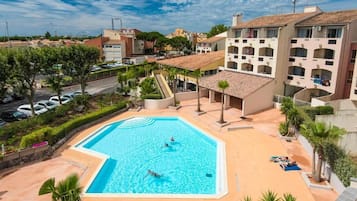 Una piscina al aire libre (de 10:00 a 19:00), tumbonas