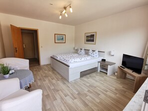 Habitación básica doble, 1 cama Queen size, vista a la montaña, junto a la montaña | Escritorio, insonorización, wifi gratis y ropa de cama
