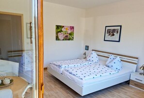 Doppia Basic, 1 letto queen, vista montagna, lato montagna | Una scrivania, insonorizzazione, Wi-Fi gratuito, lenzuola