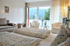 Desk, soundproofing, free WiFi, bed sheets