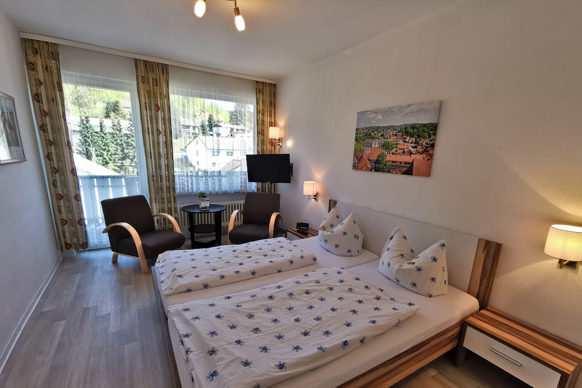 Basic-Doppelzimmer, 1 Queen-Bett, Bergblick, Bergseite | Schreibtisch, schallisolierte Zimmer, kostenloses WLAN, Bettwäsche